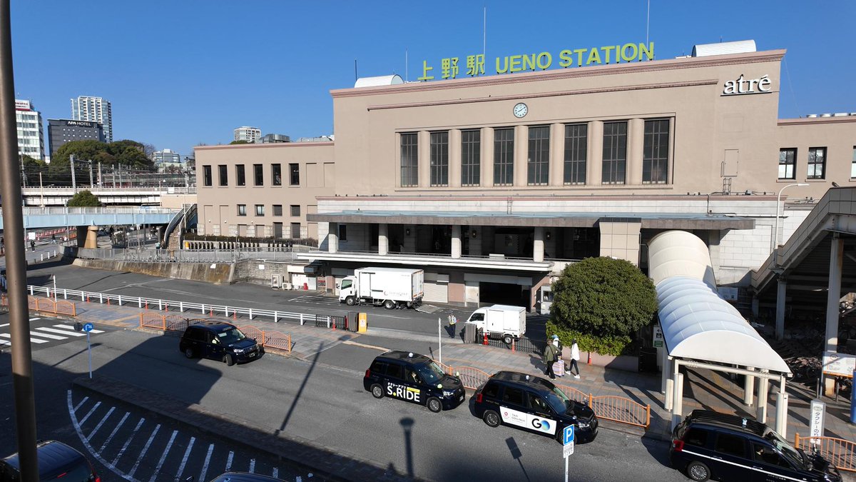 TIMEkxgms's tweet photo. 1979年　上野駅
当時は駅を出たところすぐにタクシーが停まっていたんですね https://t.co/IyzjV1UNat