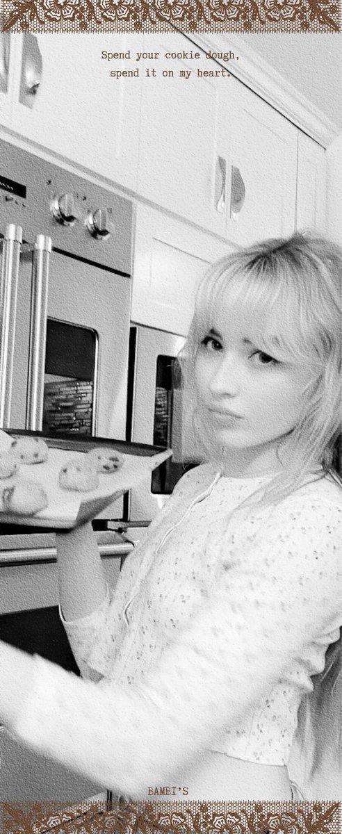 swanyprose's tweet photo. red wine, homemade cookies / ♥︎💭🍪 &amp; she's so good at turning lily white things a mouthwatering rose red. https://t.co/RgUbb2dI99