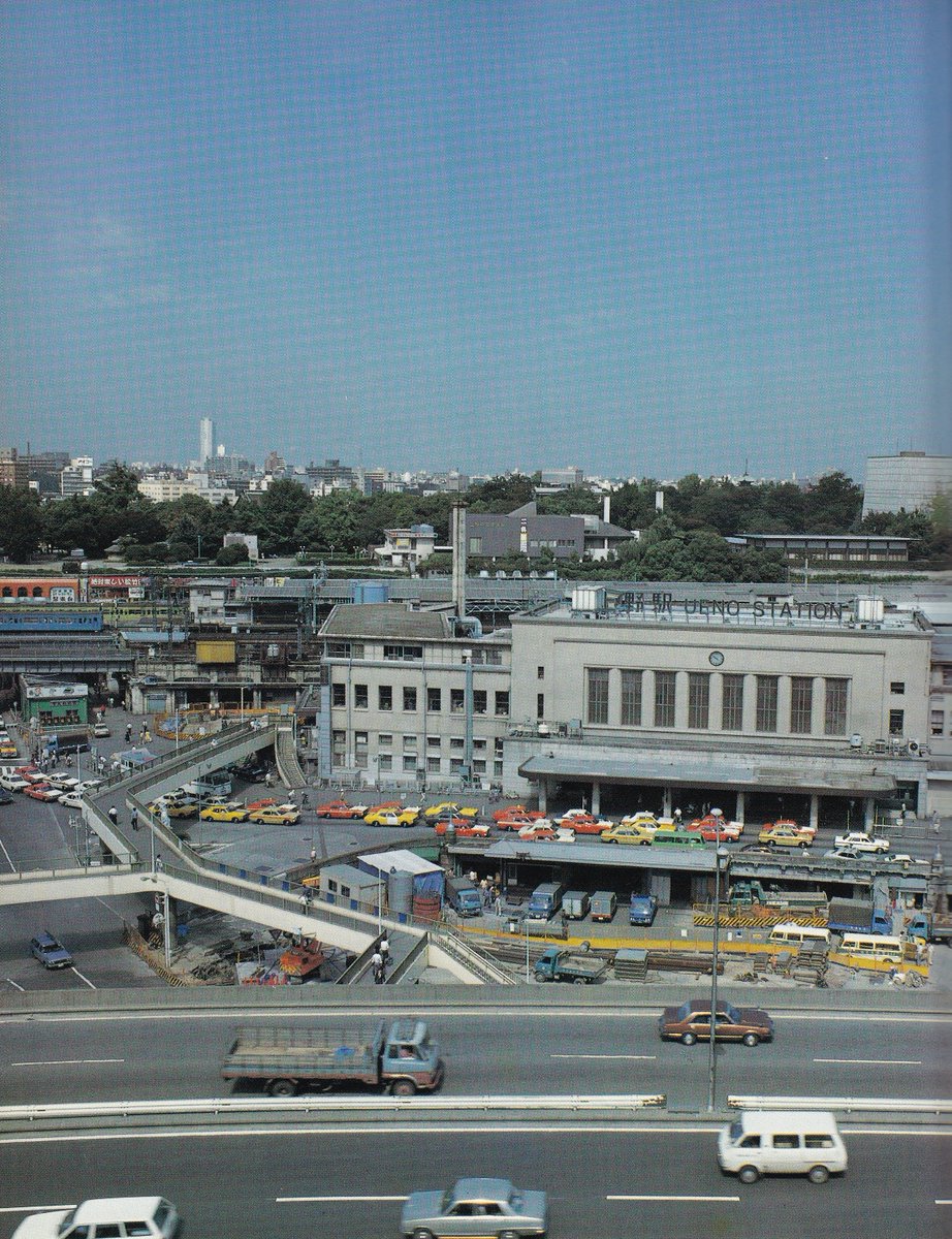 TIMEkxgms's tweet photo. 1979年　上野駅
当時は駅を出たところすぐにタクシーが停まっていたんですね https://t.co/IyzjV1UNat