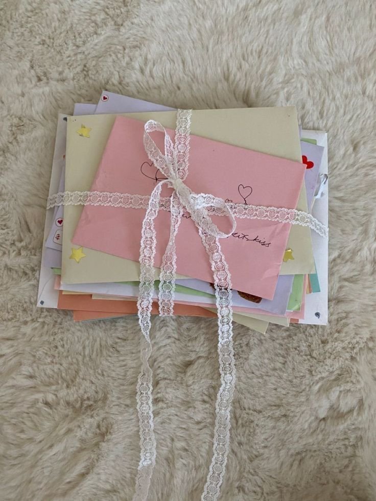 rinajm78's tweet photo. — "Con amor, K" 
       AU #winrina 

karina y winter eran amigas inseparables en un colegio religioso, por cosas del destino sus caminos tomaron rumbos diferentes, un día un regalo que conservo winter durante años encendió una pequeña luz de esperanza de un posible reencuentro https://t.co/0hDYxl5W2G