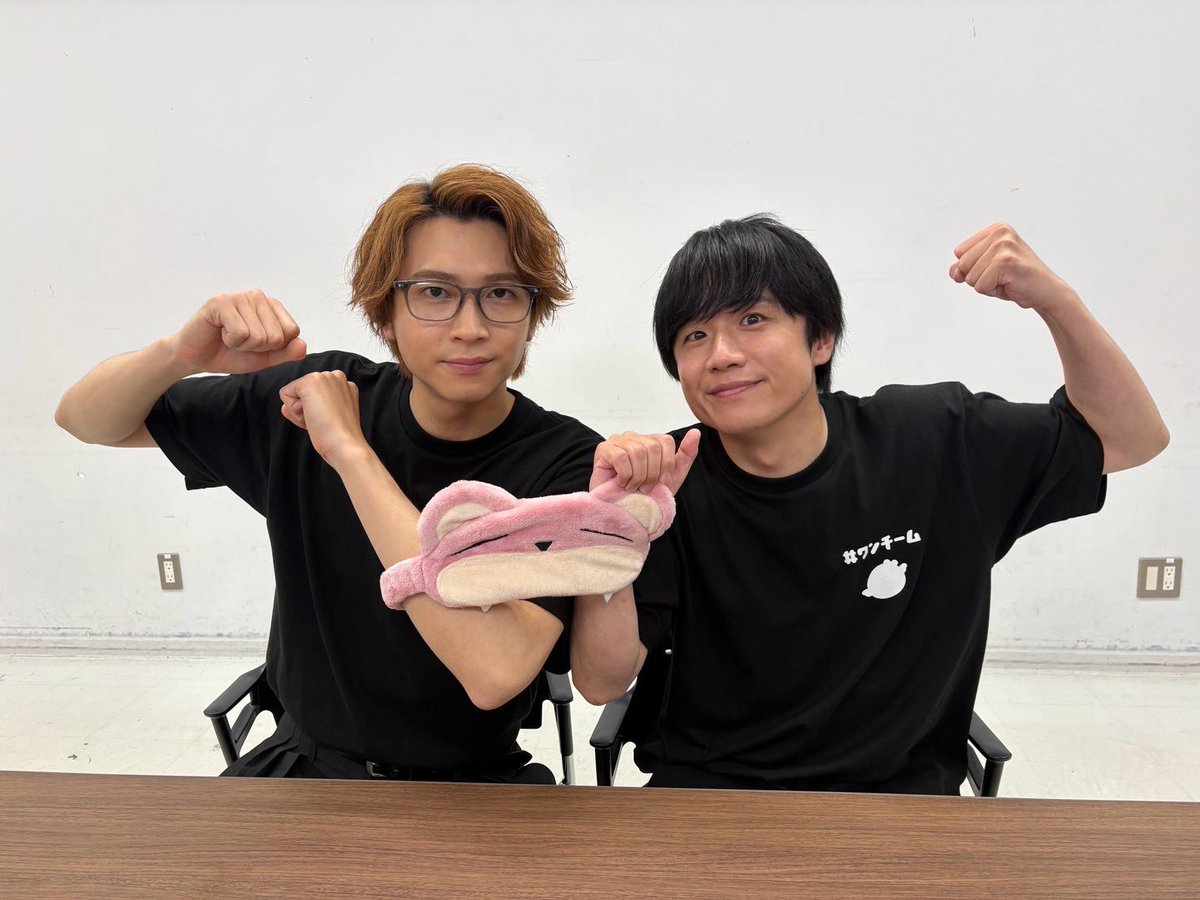 40_10things_tx's tweet photo. ⋰
#ワンチーム感謝祭 
ついに明日開催です🎊
⋱

#風間俊介 さんと、#庄司浩平 さんの
新作2ショットをお届け👕
感謝祭の内容は、明日の本番をお楽しみに🎀✨

📍ご来場の皆さま、
どうぞお気をつけてお越しください☺️

生配信＆アーカイブ配信のチケットもございます🎫
🔗https://t.co/5n05qzzgUc

#ドラマ40までに