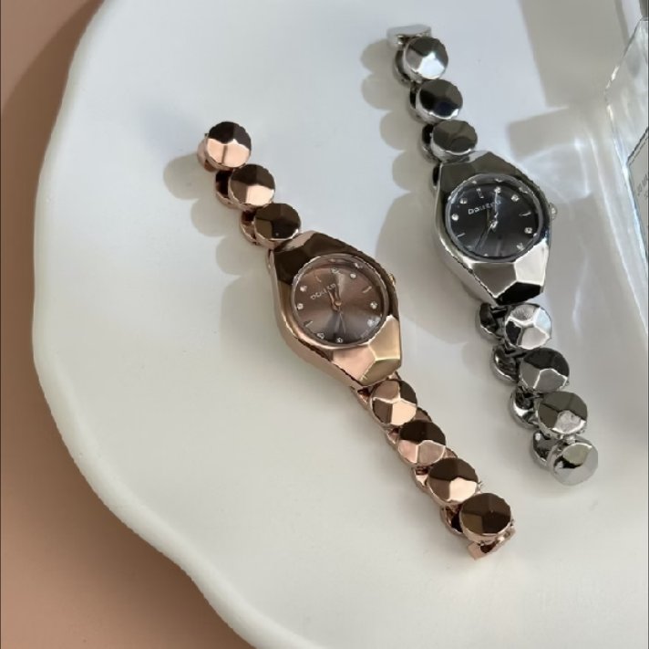 zaistdyra's tweet photo. GAK BISA WOYYY INI CAKEP BET‼️😭
kirain perhiasan, taunya jam tangan, rantainya gilak sih mengkilap pas kena cahaya, auto bikin pergelangan tangan keliatan anggun &amp; mewah 💅🏻😭 https://t.co/Qs77T2a5Jy