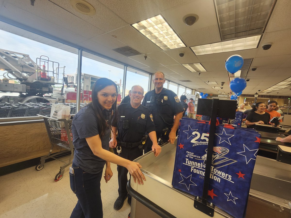 PPD07Dist's tweet photo. Officers from the 7th District  where joined by Ladder 34 and Engine 62 at Shop Rite 11000 Roosevelt Blvd to Bag for Hunger Day. https://t.co/ZuP5wOp99i