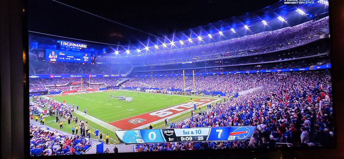 bampac29's tweet photo. Wow that Stadium is beautiful. I like how they said they built it to be intimate but intimidating at the same time #Bills #BillsMafia #Lions #DETvsBUF #TNF #TNFonPrime #PrimeVision #ThursdayNightFootball https://t.co/KLSWvv3pTy