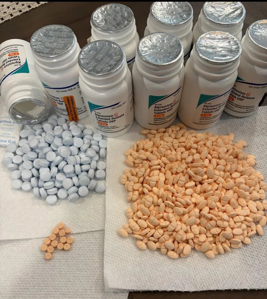 massgaspacks's tweet photo. Would you pick a benzo over an opiate? It seems a lot of people here would much rather benzos than opiates. Lol https://t.co/PSh2hZwLvc