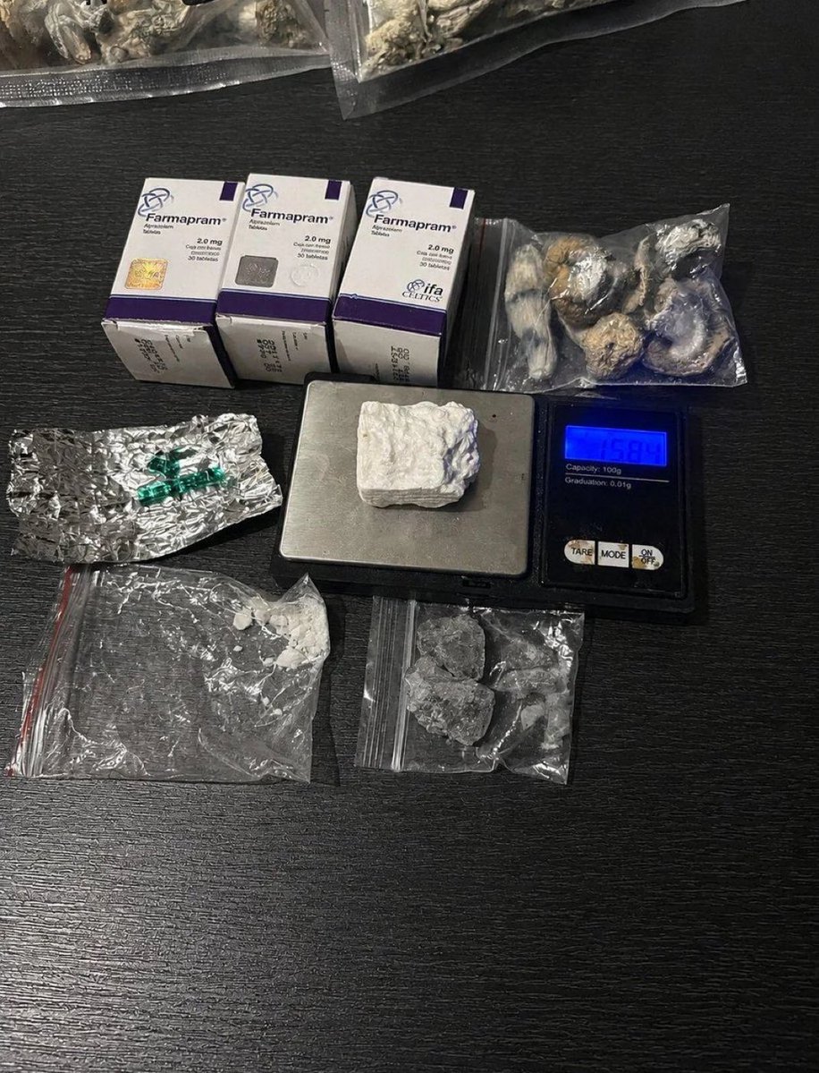 massgaspacks's tweet photo. Party pack!
(Left to right): hp of APE shrooms, 3 30ct Farmapram jars, couple g's of same shrooms, 8 gel tabs, 16g of some fire pow and 12.5 of grey MDMA

#drugstwt #brøndby #daha17ㅤ https://t.co/I6qlOo6MwM