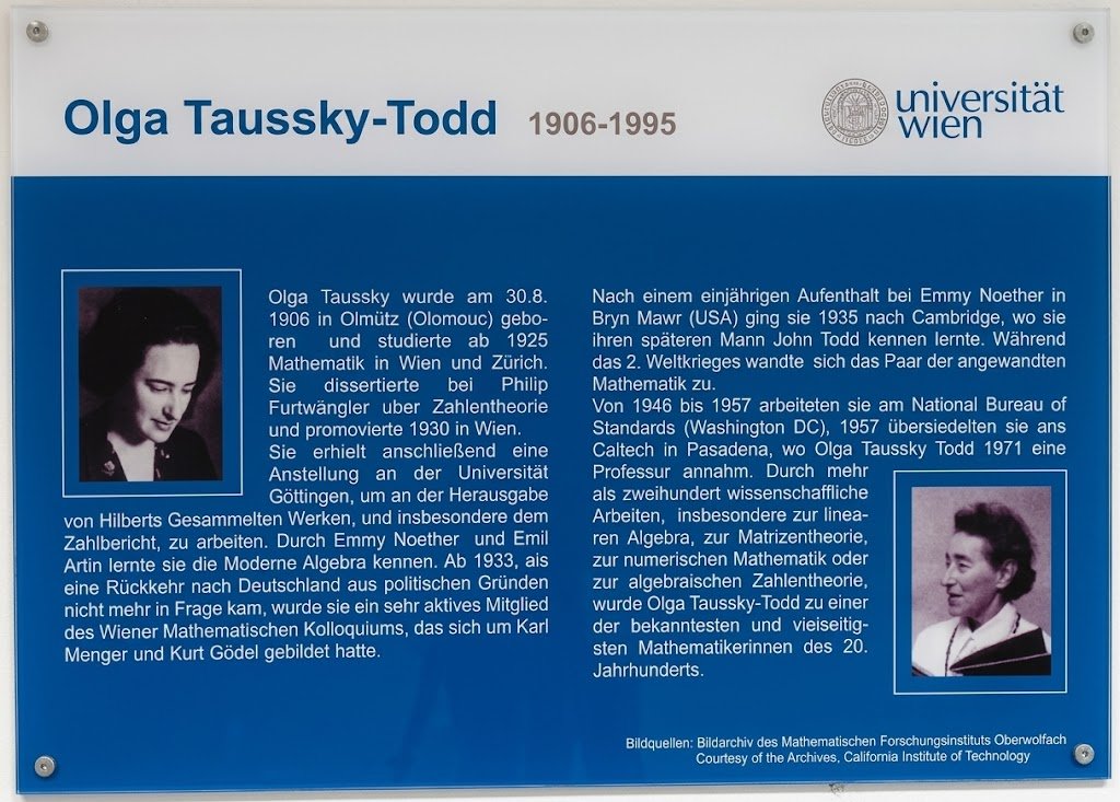 tkapler's tweet photo. Vibrace křídla a smrtící rozpad letadla. Záhadu za druhé světové války nevyřešili mechanici, ale nenápadná olomoucká rodačka pomocí matic. Ač ji @Caltech považoval za největší žijící matematičku, stálou profesuru jí odmítl dát.

Vítejte u dalšího dílu mého seriálu o opomíjených ženách ve vědě. Pokud se vám líbí, sdílejte jej dál. Nejdříve ale update ke sbírce na 100 počítačů pro ukrajinské děti, o které jsem psal včera - za jediný den se podařilo získat přes polovinu cílové částky. Děkuji všem, koho zajímají detaily, mám na profilu i fotky a video z prohlídky. Prvních minimálně 50  tak pojede k sirotkům už příští týden (a když se ještě dnes hecnete, přispějete a nasdílíte ostatním, tak možná i všechny).

Od octárny v Linci k Hilbertovým spisům

Olga Tausskyová se narodila 30. srpna 1906 v židovské rodině v Olomouci. Rodina se brzy přesunula do Vídně a za první světové války do Lince, kde její otec řídil továrnu na ocet. Dceři zadával praktické úlohy: například spočítat, kolik vody je třeba přilít do směsi, aby kyselost odpovídala normě. Pro Olgu tak matematika nebyla jen laboratorní teorií z učebnice, ale živým experimentem.

Gymnázium dokončovala v době, kdy její otec zemřel. Příbuzní si přáli, aby vystudovala chemii a převzala rodinný podnik. Tuto roli však nakonec zastala její starší sestra Ilona. Olga si prosadila svou vášeň a v roce 1925 nastoupila na Vídeňskou univerzitu (@univienna). V pouhých třiadvaceti letech tu obhájila doktorát pod vedením Philippa Furtwänglera. Zkoumala v něm, jak se v algebře chovají zobecněná celá čísla.

Její výjimečný talent nezůstal utajen. Slavný matematik Richard Courant ji v roce 1931 povolal do Göttingenu, aby pomohla redigovat sebrané spisy legendy oboru Davida Hilberta. Jak později poznamenal matematik Gian-Carlo Rota, dostala za úkol najít a opravit v Hilbertových pracích chyby dřív, než toto slavné dílo vůbec vyjde. V Německu se potkala s další geniální matematičkou Emmy Noetherovou, politická situace se však rychle zhoršovala a Courant Olgu včas varoval, ať se do Německa už nevrací.

Vrátila se do Vídně, kde se živila doučováním a skromným asistentstvím. Navštěvovala schůzky slavného Vídeňského kroužku a jejím blízkým přítelem se stal Kurt Gödel. Díky stipendiu a pomoci kolegů naštěsťí včas odešla do Anglie. Její matka a sestra stihly prchnout až v roce 1940. Olomoucká židovská obec, ze které Olga vzešla, válku nepřežila. Olgu tak z české paměti nevymazala plynová komora, nýbrž exil.

Jak matematika zachraňovala křídla letadel

Válka její vědeckou práci zcela proměnila. V letech 1943–1946 pracovala pro britskou Národní fyzikální laboratoř na výzkumu jevu zvaného flutter – nebezpečné nestability křídel. Proud vzduchu křídlo ohýbá, ohyb prudce mění aerodynamický vztlak a kmitání se dále zesiluje. Nad určitou rychlostí se vibrace vymknou kontrole a letadlo se ve vzduchu rozpadne.

Rozluštit tento pohyb znamenalo vyřešit obří soustavy rovnic uspořádané do matic (obdélníkových tabulek čísel). Zjistit, zda křídlo kmit utlumí, vyžadovalo najít takzvaná „vlastní čísla“ těchto matic. V době ručních kalkulaček to byla nepředstavitelně úmorná práce. Olga Tausskyová ale sáhla po zapomenuté věty Semjona Geršgorina z roku 1931: místo zdlouhavého výpočtu přesných hodnot dokázala tato čísla matematicky „uzavřít“ do pomyslných kruhů.

Pro záchranu letadla totiž nebylo nutné znát přesný výsledek. Stačilo dokázat, že všechny tyto kruhy leží v „bezpečné zóně“ (matematicky nalevo od nuly). Pokud tomu tak bylo, znamenalo to, že konstrukce kmit utlumí a letadlo vydrží.

Sama později napsala, že teprve tehdy pochopila krásu diferenciálních rovnic a stala se „nositelkou pochodně“ teorie matic. Z oboru, který byl dříve považován jen za skladiště tabulek, vytvořila samostatnou a celosvětově uznávanou disciplínu.

Čtrnáct let čekání na spravedlnost

Po válce odešla s manželem, irským matematikem Johnem Toddem, do USA. Pracovala na prvních počítačových projektech, a to i s legendárním Johnem von Neumannem. V roce 1957 oba zamířili na prestižní @Caltech v Pasadeně.

Manžel dostal plnou profesuru a plat 12 000 dolarů. Olga získala pouze pozici výzkumné pracovnice a plat 9 000 dolarů (v dnešním přepočtu kupní síly to znamená rozdíl více než 700 tisíc korun ročně). Vedení univerzity v oficiálním zápisu sice uznalo, že jde o nejvýznamnější žijící matematičku světa, ale stálé profesorské místo jí odmítlo přiznat.

Přesto učila, vedla doktorandy a měla kancelář hned vedle svého muže. Definitivu na své pozici získala až po šesti letech jako „výjimečný případ“. Ve stejném roce (1963) ji deník Los Angeles Times vyhlásil Ženou roku.

Řádnou profesorkou se stala až v roce 1971 – neuvěřitelných čtrnáct let po příchodu na @Caltech. Impulzem k tomu byla mediální pozornost kolem mladé anglistky Jenijoy La Belleové, ze které tisk nepřesně udělal „první ženu v akademickém sboru“. Dotčená Olga se vydala na rektorát a docílila toho, čím měla být už dávno: stala se oficiálně první ženou s plnou profesurou na Caltechu.

Dědictví v každém výpočtu

Během kariéry vychovala čtrnáct doktorandů. V roce 1964 mezi nimi byla i Lorraine Fosterová – vůbec první žena, která na Caltechu obhájila doktorát z matematiky. Olžin přístup ke studentům i kolegům přitom nejlépe shrnovala nenápadná cedulka, kterou měla trvale na stole: „Je pěkné být důležitý, ale důležitější je být milý.“

Získala prestižní Fordovu cenu od @amermathsoc i rakouský Čestný kříž za vědu a umění. Vídeňská univerzita jí udělila čestný doktorát, odhalila reliéf v arkádovém dvoře a její jméno dnes nesou mezinárodní ocenění i stipendia na Caltechu. Jen v její rodné Olomouci po ní dodnes nenese jméno ani jediná ulice.

Olga Taussky-Toddová zemřela v roce 1995 ve věku 89 let.

Když dnes software počítá stabilitu křídel dopravního letadla v turbulenci, stále řeší vlastní čísla velkých matic. Geršgorinovy kruhy jsou v učebnicích a teorie matic je vedle matematické analýzy základní řečí každého inženýra. Pochodeň, kterou nesla, hoří v každém výpočtu bezpečnosti letu – přestože jméno ženy, která naučila tabulky čísel mluvit o kmitání křídel, v učebnicích většinou chybí.

P.S.: Každý den sem dávám příběh o opomíjené vědkyni. Pomozte sérii #ZenyVeVede šířit – nejvíce pomůže retweet (20× více než like) či alespoň komentář. Sledujte @tkapler, ať vám neuteče další díl a jestli jste tu poprvé, přečtěte si i ty minul��. Věděli jste, že olomoucká rodačka zachraňovala spojenecká letadla, byla označována za nejlepší matematičku světa, ale na plnou profesuru na Caltechu musela čekat 14 let?