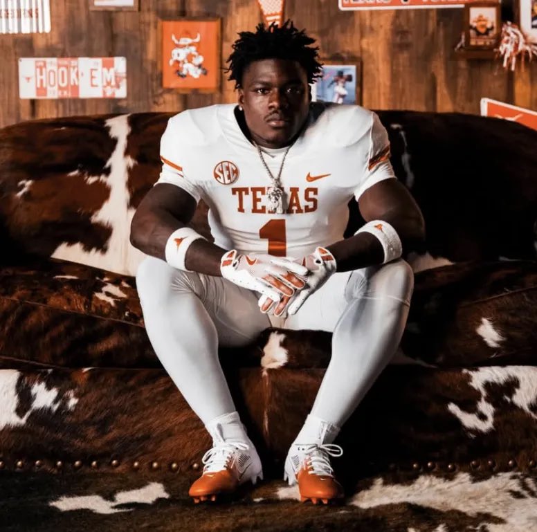 ChonBowwa's tweet photo. Texas 5 Star RB Commit Landen Williams-Callis tonight has:
3 carries 
156 yards
3 Touchdowns 
In the first Quarter and there is still 5 minutes left… https://t.co/gbMrsHgVPK