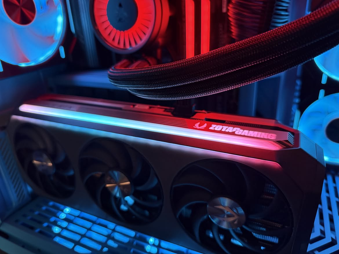 ZOTAC_USA's tweet photo. Bold choice of colors ❤️ What are your thoughts on contrasting RGB?
📷 IG: pc_manufaktur_rostock
#ZOTACGAMING #ZOTAC #NVIDIAGeForce #PcBuild #PcSetup https://t.co/jrtEJjp2W0