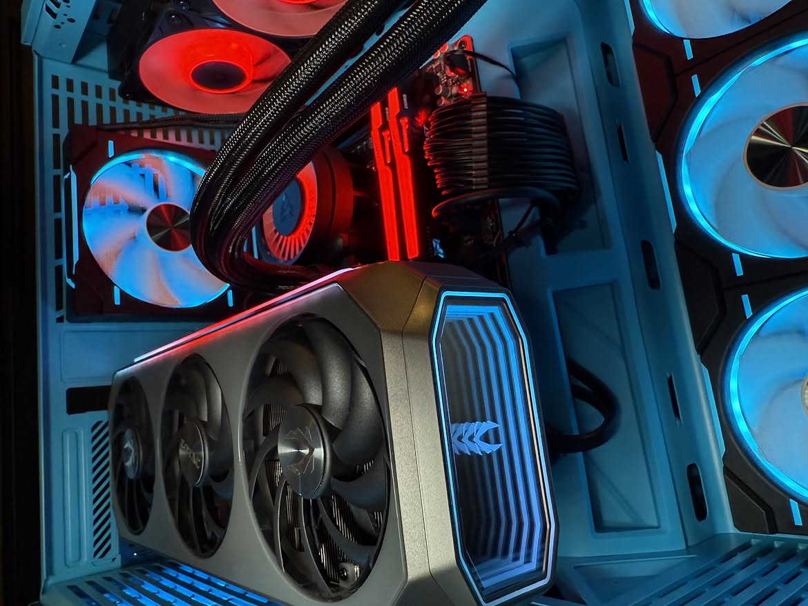 ZOTAC_USA's tweet photo. Bold choice of colors ❤️ What are your thoughts on contrasting RGB?
📷 IG: pc_manufaktur_rostock
#ZOTACGAMING #ZOTAC #NVIDIAGeForce #PcBuild #PcSetup https://t.co/jrtEJjp2W0