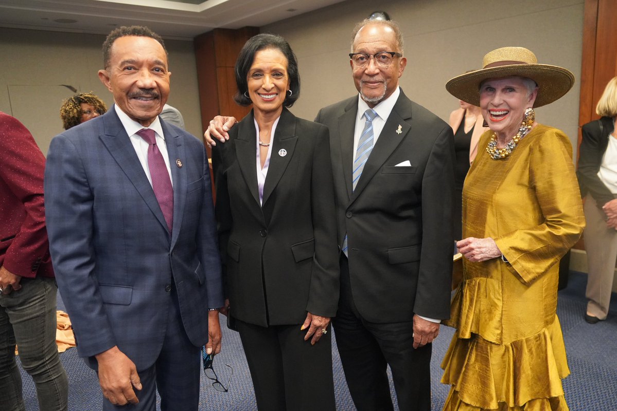 JanDuPlain's tweet photo. Congrats to my good friend Benjamin F. Chavis Jr. &amp; Events DC for sponsoring such an amazing evening! A special shout-out to Denise Rolark Barnes, Editor, The Washington Informer, the best newspaper serving the DC region.  Photo: Patricia McDougall
@WashInformer
@TheEventsDC https://t.co/iKUbZVff1J