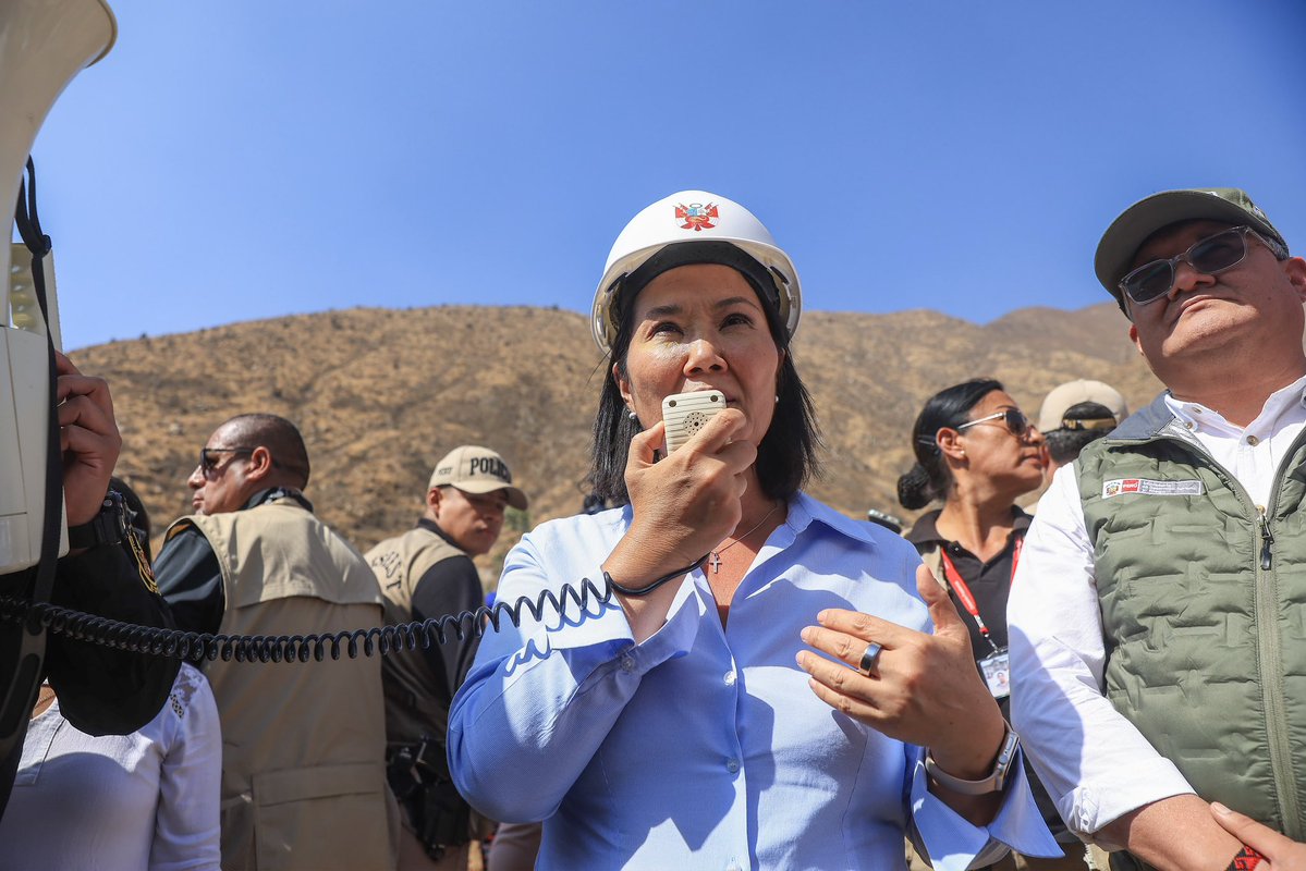 presidenciaperu's tweet photo. PRESIDENTA SUPERVISA INICIO DE INSTALACIÓN DE BARRERAS DINÁMICAS PARA PROTEGER QUEBRADAS ANTE HUAICOS

Tras encontrar en agosto geomallas que permanecían almacenadas y disponer que el proyecto se destrabe, la presidenta Keiko Fujimori supervisó en Huarochirí las acciones previas para su instalación.

Serán 12 barreras dinámicas en 10 quebradas críticas de Lima y Huarochirí para reducir el impacto de los huaicos y proteger a la población ante el fenómeno El Niño.