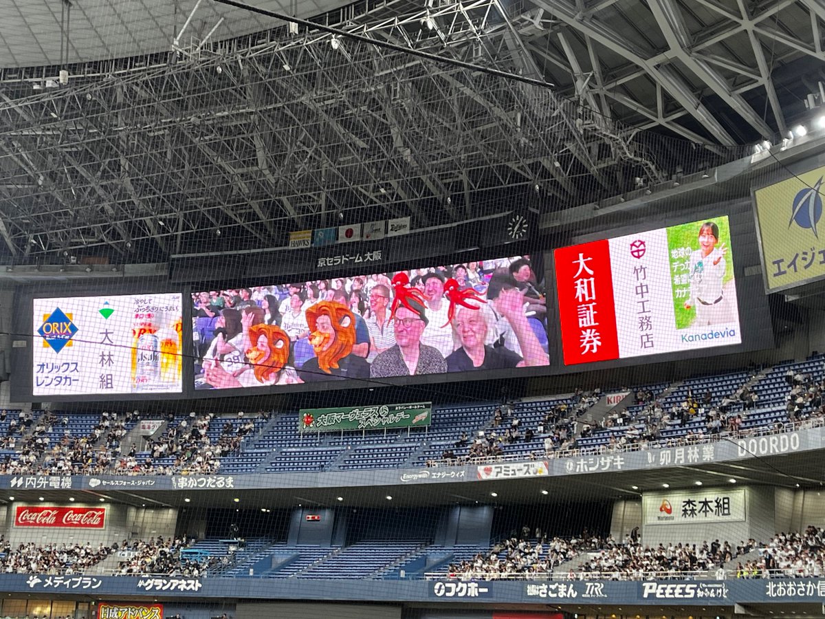 スクリーンに映し出される、総領事館職員とその家族