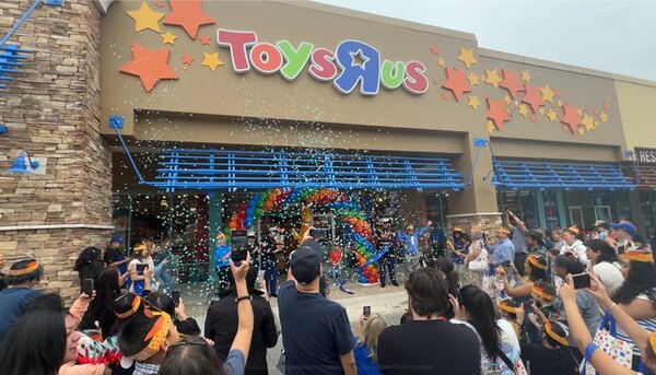 ToyNewsInterna1's tweet photo. #Toys"R"Us Announces Major U.S. Expansion With 120 New Standalone Stores Opening This Holiday Season https://t.co/PThm5KFUkt https://t.co/SaGrKGyHe1