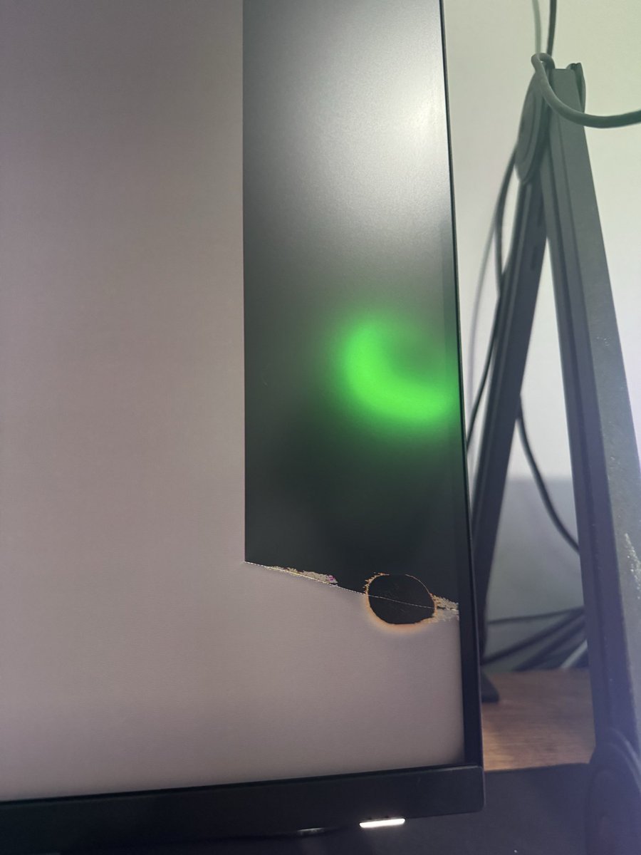 ValValCLB's tweet photo. @tocaducorvo @Alienware @DellnoBrasil @amazonbrasil @Dell @amazon Tem 1 semana que aconteceu o mesmo problema comigo, comprei com a @DellnoBrasil e foi enviado pelos correios. Ainda não consegui a troca, pois me deram um prazo de até dia 04/10 para INVESTIGAR O QUE ACONTECEU COM A LOGÍSTICA. O Cliente sempre se prejudicando… https://t.co/UXjIuiznIr