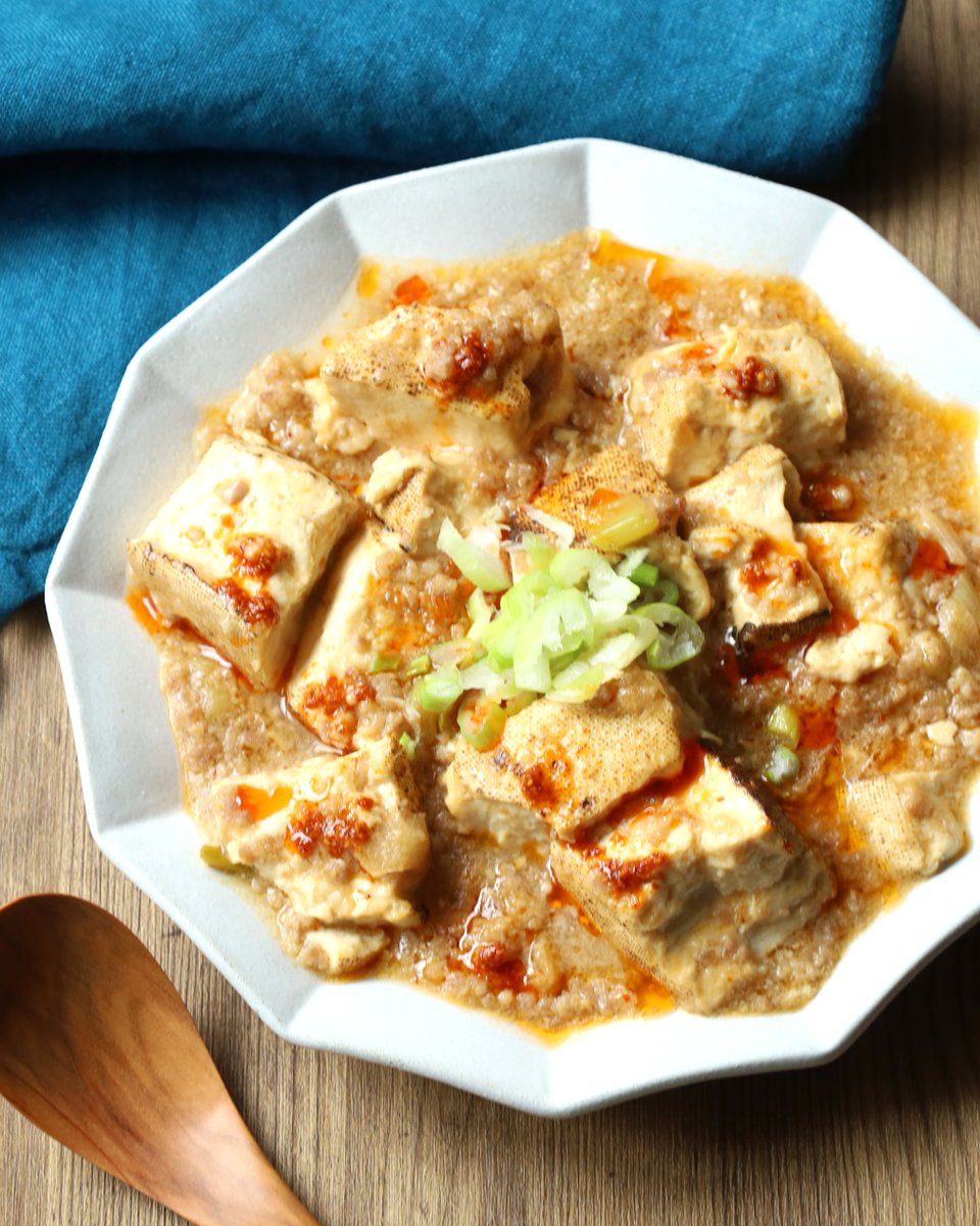 mariegohan's tweet photo. レンジで簡単！包丁なし！ボウルひとつで作れる人気の【レンチン麻婆豆腐】です。豆板醤なし！みそ・しょうゆ・みりん・ラー油だけで驚くほど本格的な味わいに...！体感時間５分くらいで完成するのに期待以上のおいしさになります！『櫻井・有吉THE夜会』でご紹介した自信作、ぜひ！#THE夜会 https://t.co/hockAMP38n