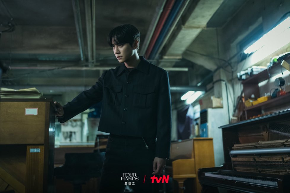 YiLoveUTo's tweet photo. tvn ปล่อยภาพใหม่
แบบนี้คือจองโยกลับเกาหลี แล้วฮีจำได้ทุกอย่างสิ กลับมาบ้านด้วย โอยยย จะเจอสมุดโน้ตเปียโน ที่เหมือนบีโอเขียนตอบจดหมายน้อยไว้ด้วยไหม น่าจะยังไม่เจอ หน้าตาดุเอาเรื่องมาก

#fourhandtwosonatasep7 https://t.co/qAifSWZ7iQ