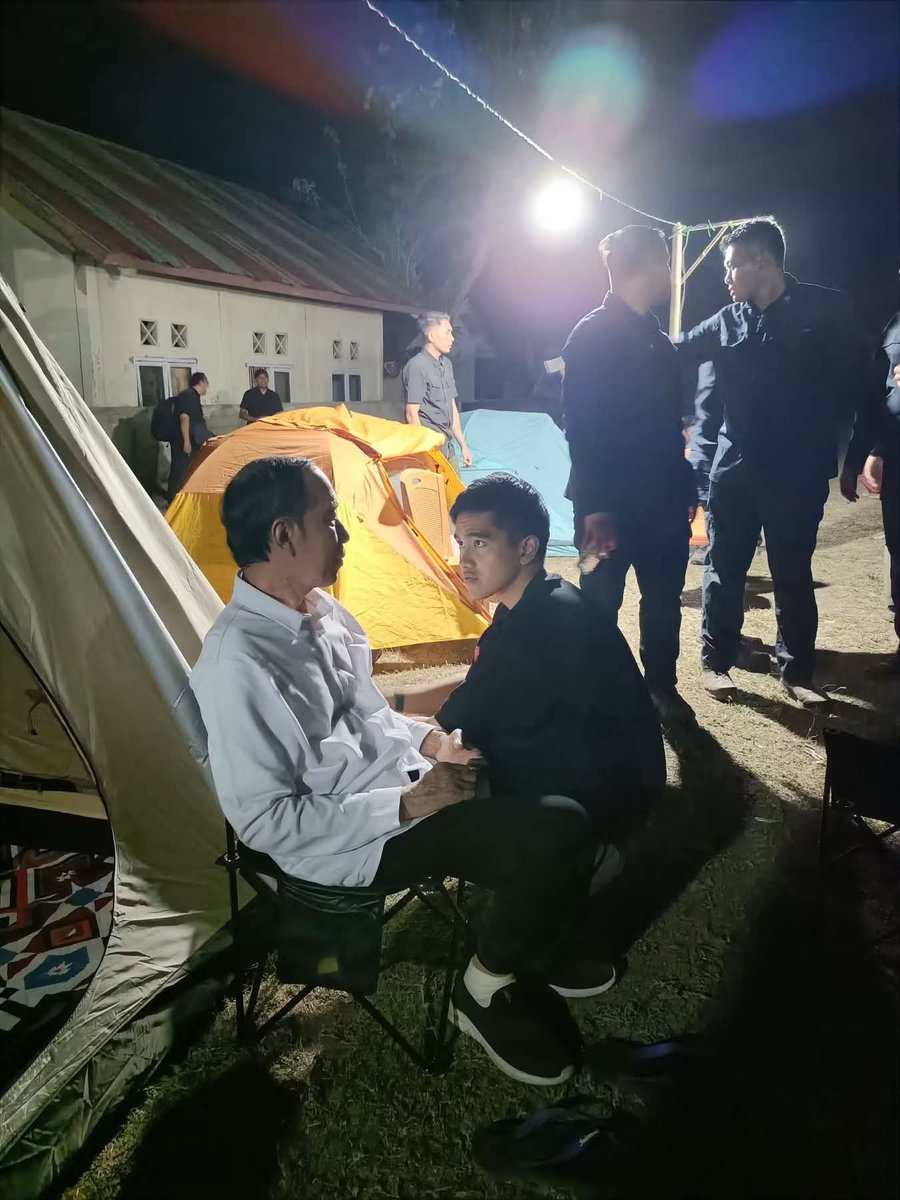 regar_op0sisi's tweet photo. Keluarga yg rakus kekuasaan dengan modal pencitraan dan tabur pesona sana sini. 

Indonesia negara demokrasi,siapa saja boleh,  jika rakyat yg menginginkan. 
Yes tapi 60% rakyat Indonesia miskin dan berpendidikan rendah.
Mereka gak ngerti itu demokrasi.
Mereka gak ngerti itu program.
Mereka juga gak ngerti itu inflasi. 

Bahkan mereka gak ngerti kalau sembako plus 100K yg kalian berikan akan dicicil selama 5 tahun melalui berbagai macam pajak yg harus mereka bayarkan.

Kondisi Inilah yg dimanfaatkan keluarganya Jokowi untuk terus berkuasa atas negara ini,sementara rekam jejak pendidikan mereka bermasalah. 

Biadab bukan?