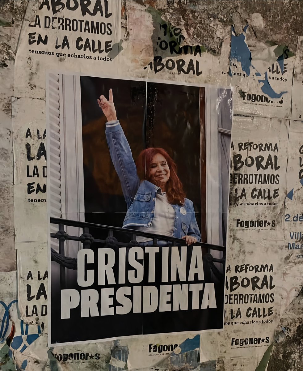 Moskou_K's tweet photo. Me voy corriendo a ver que escribe en mi pared la tribu de mi calle https://t.co/nBtINc8pKc