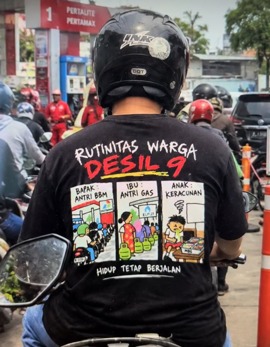 Dandhy_Laksono's tweet photo. Rezim Soeharto jatuh karena satu keluarga sudah terdampak:

Bapaknya nganggur, ibunya gak bisa beli sembako, anak-anaknya digebukin tentara atau diculik. https://t.co/CE2ecF24xP