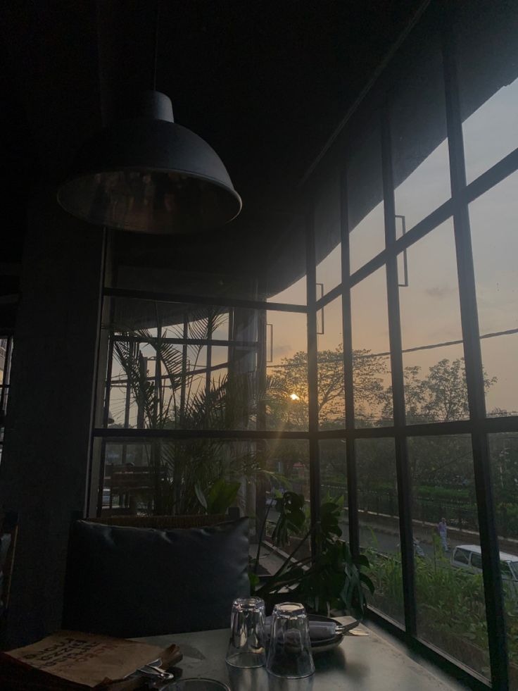 VictoriaWaywx's tweet photo. Jika dahulu perbandingan hidup terbatas pada pekarangan rumah sebelah atau kabar burung di lingkungan rukun warga, kini perbandingan itu merangsek masuk ke genggaman… https://t.co/2ORra5f19i