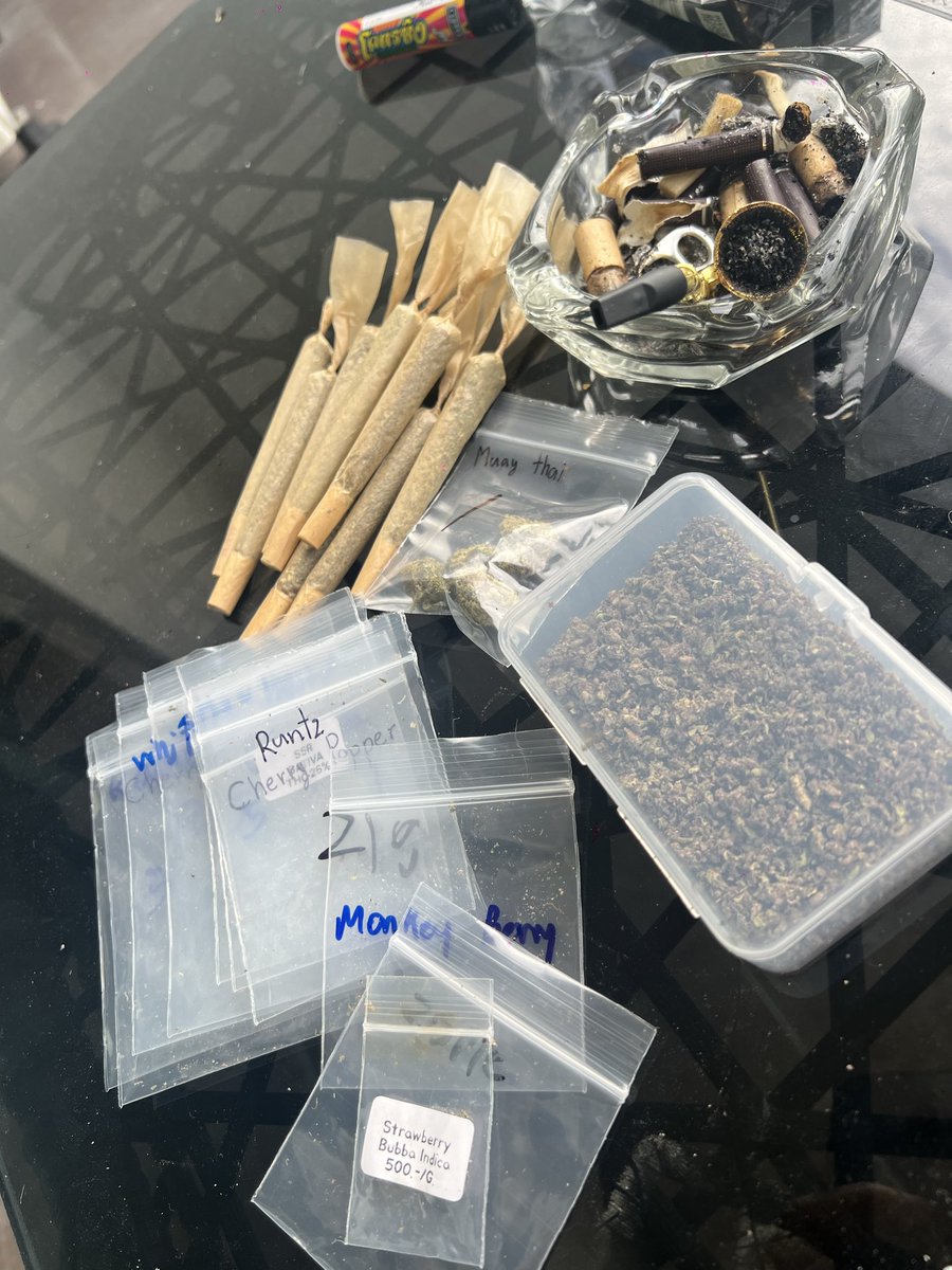 Lucky420GG's tweet photo. 2天14个品种，不同的纯度～一直在坠机😂昨天5克，今天7克花头磨好随身带，➕几根手卷烟～出发逛街。 https://t.co/XahtnrSETA