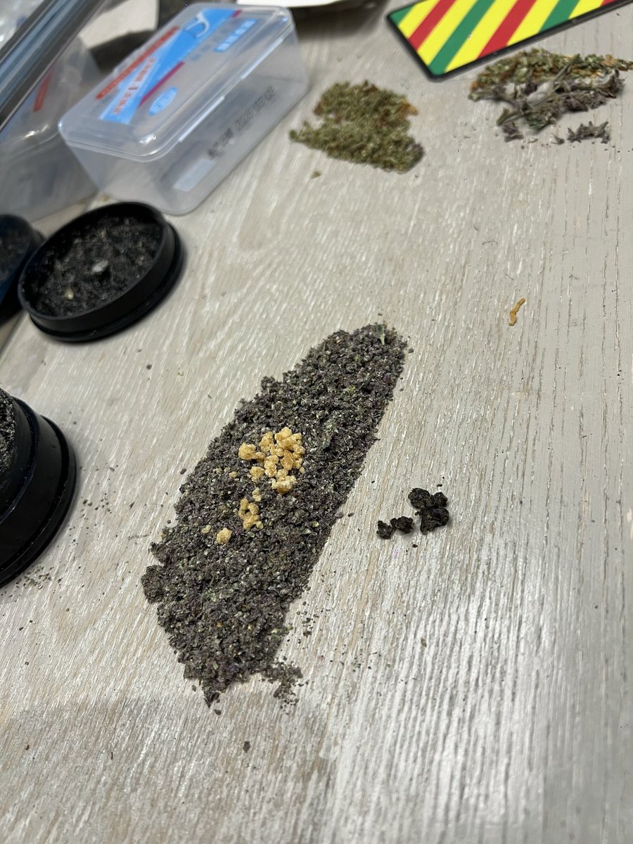Lucky420GG's tweet photo. 2天14个品种，不同的纯度～一直在坠机😂昨天5克，今天7克花头磨好随身带，➕几根手卷烟～出发逛街。 https://t.co/XahtnrSETA