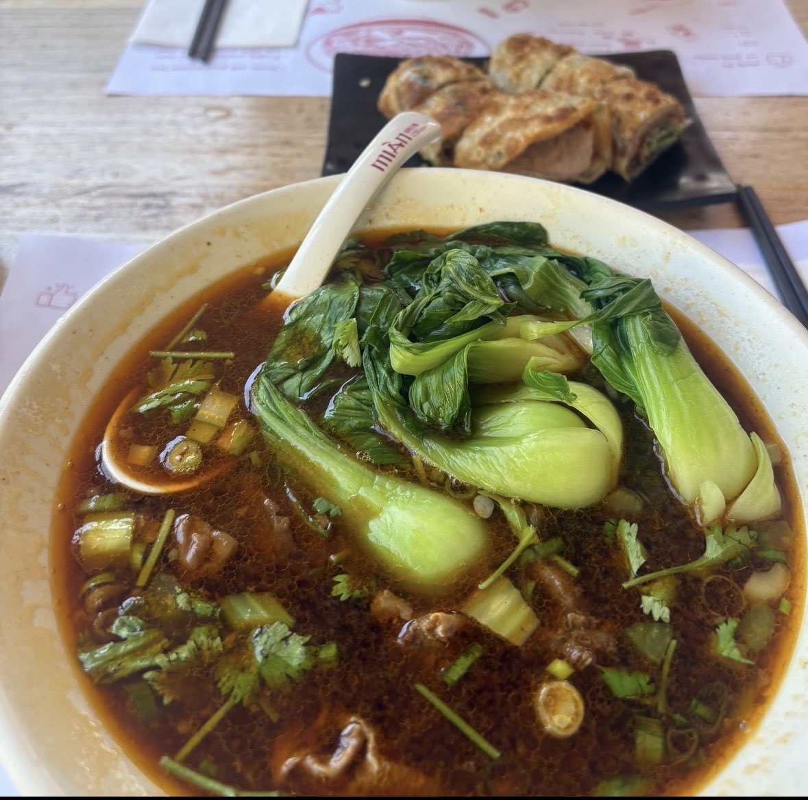 chatomaru321's tweet photo. 今週はとても麺づいてる。
仕事終わりのイカ墨パスタ。
久々の友達との四川牛肉麺。
家で作れない麺たち、とても美味しかった！ https://t.co/oh2cM0yRUy