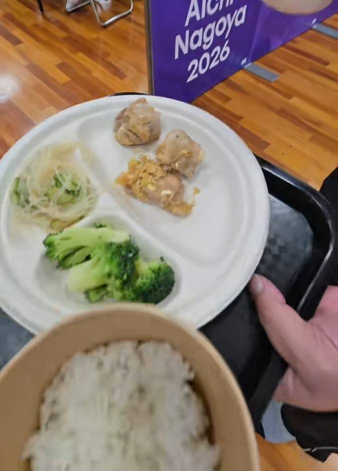 Arin_Yumi's tweet photo. The 2026 Asian Games being hosted in Aichi-Nagoya has come under immense controversy over its treatment of athletes and poor organization.

Athletes reportedly slept on the floor of a cruise ship lobby after their accommodation records could not be located, and the quality of the accommodation and food provided to athletes has also drawn criticism.