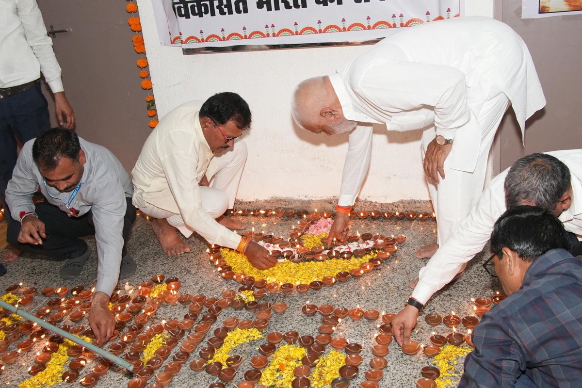 yashnagar01's tweet photo. आशीर्वाद का दिया
#MohanSharma mla
#Modiji
#Narsinghgarh https://t.co/3dTQK3aHgb