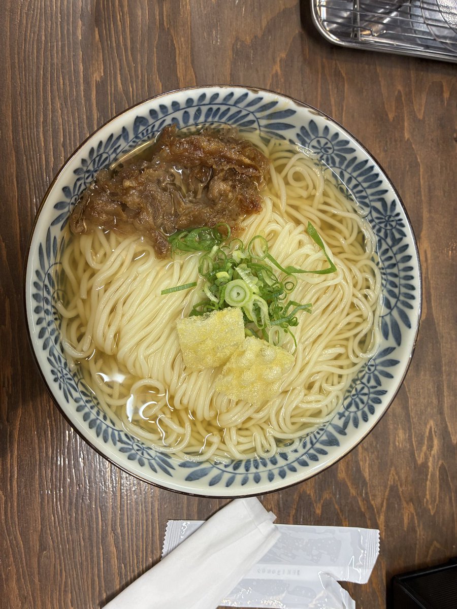 jinzai_support2's tweet photo. お昼タイム。
シリーズになった社長のランチ
今日は驚きますよ！
このうどん、幾らだと思いますか？
な・な・な・なんと！

2030円！！

心斎橋でこの価格は完全にインバウンド狙いですね。美味しいけど…
普通に丸◯製麺さんとかと変わらない。
どの層をターゲットにするか、商売って難しいですね😓 https://t.co/YGZFGq1Fmr