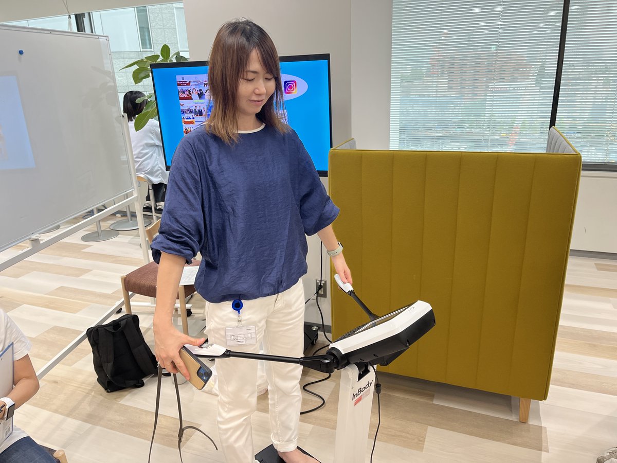 Macromill_Inc's tweet photo. 🌱仕事の合間に、健康チェック！

日頃の健康管理や生活習慣を見直すきっかけとして、「社内健康チェックイベント」が開催されました！
普段の健康診断では測れない「血管年齢🩷」や「野菜の摂取度🥬」「体組成 InBody🏃‍」「握力🤛」を測定。
中の人もやや重い腰を上げ、若手社員に手を引かれ会場へ🚶‍♂️

会場からは「ヤッター！」「えっ…？」とさまざまな反応が響きます。笑
ランチ帰りの従業員も続々と集まり、賑やかなイベントになりました🙌

マクロミルの健康経営の裏側について、オープン社内報『ミルコミ』で語っています。
ご興味のある方はリプライのURLからどうぞ👇

#マクロミル #健康経営 #ウェルビーイング #社内イベント
