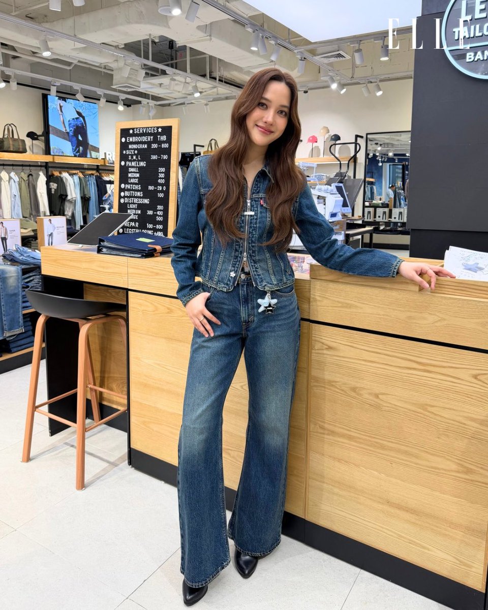 ELLEThailand's tweet photo. ต้องมีแล้ว! ฟรีน สโรชา @srchafreen พาทุกคนไปสัมผัสคอลเล็กชั่นใหม่กับ Levi’s® x ROSÉ ใน The Original Girl ที่สะท้อนความเป็นตัวเอง และจะพร้อมวางจำหน่ายในวันนี้ที่ Levi’s® สาขา centralwOrld เท่านั้น

#ELLEThailand
#srchafreen 
#LevisXROSÉ https://t.co/DUNj8GkGBf