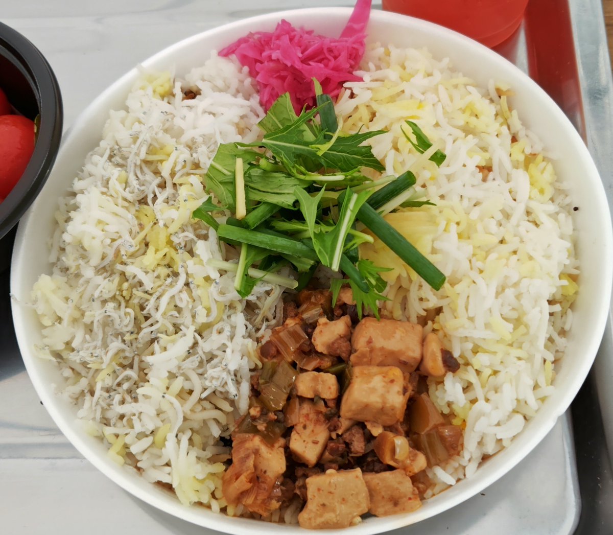 tTZ79qbP8P5rtiH's tweet photo. 大久保公園 #カレー万博 2026
ビリヤニ専門店 #INDIAGATE さんで
鯛出汁チキンビリヤニ
シラスと生海苔のビリヤニ
ミニトマトとミントのアチャール
ヤゲン軟骨アチャール
お蕎麦屋さんのチキンカレー
フルセットで頂く、お出汁の薫りと旨味でやさしく美味しい ビリヤニ♪大満足!ご馳走様でした♪ https://t.co/U5BpFp9Dpa