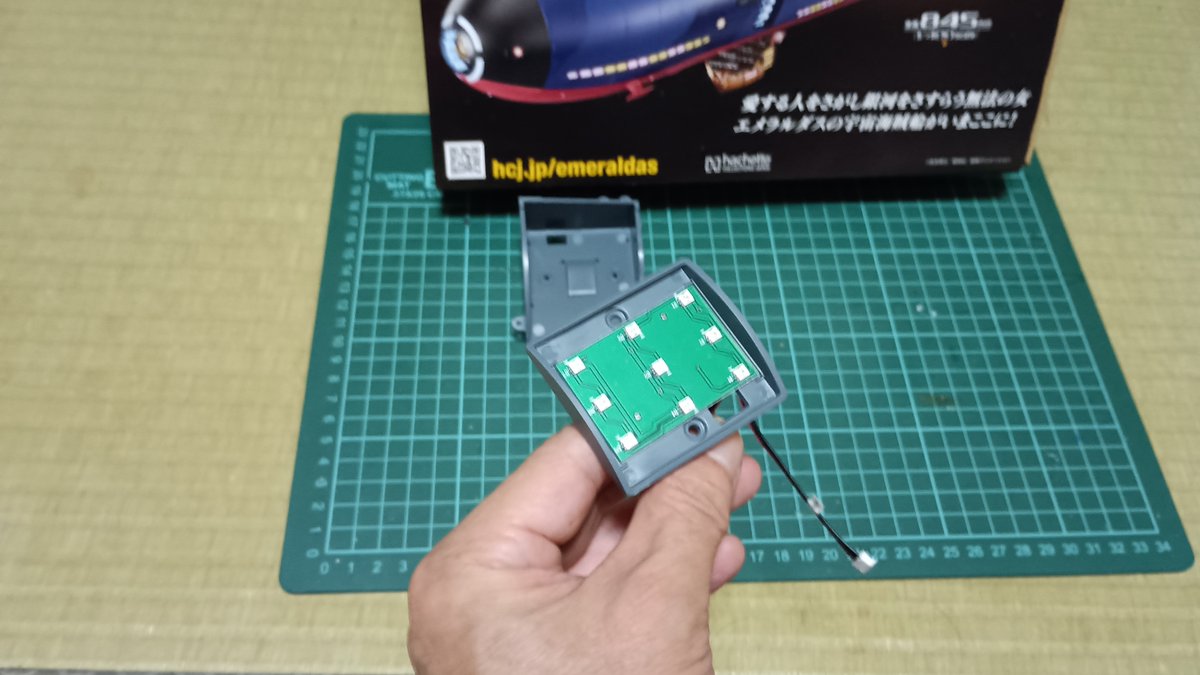 crystal719bon's tweet photo. クイーン・エメラルダス号の159号の組み立てです。今回はLEDの基板とボックスを組み立てます。向きに気を付けないと入らないようになっています。仕���がりはこんな感じです。次回は来週です。#クイーン・エメラルダス号 https://t.co/tojGk2Mtlq