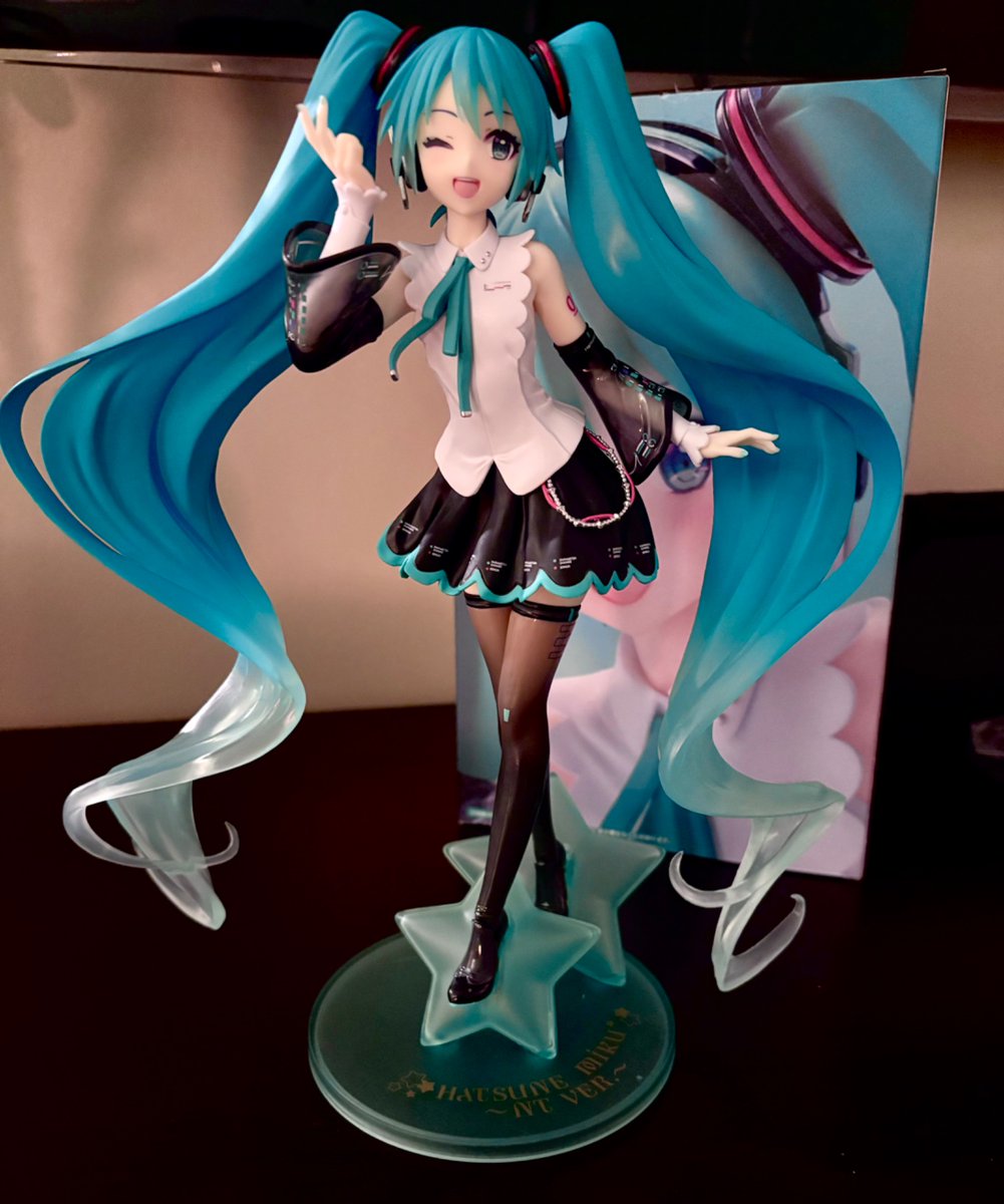 Champy_is_there's tweet photo. got this Miku!!! Everyone freaking out about the high quality were right, this size and detailing for a prize figure feels unreal https://t.co/dHvENTFr1G