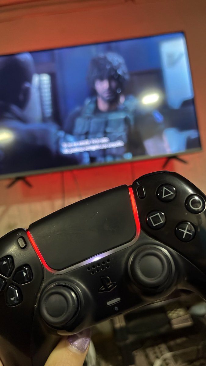 Sammy0895's tweet photo. Yo paso mi noche descansando y jugando ps5 mientras tu soñando con poder tener cerca una diosa como yo https://t.co/Qoyug46VXx