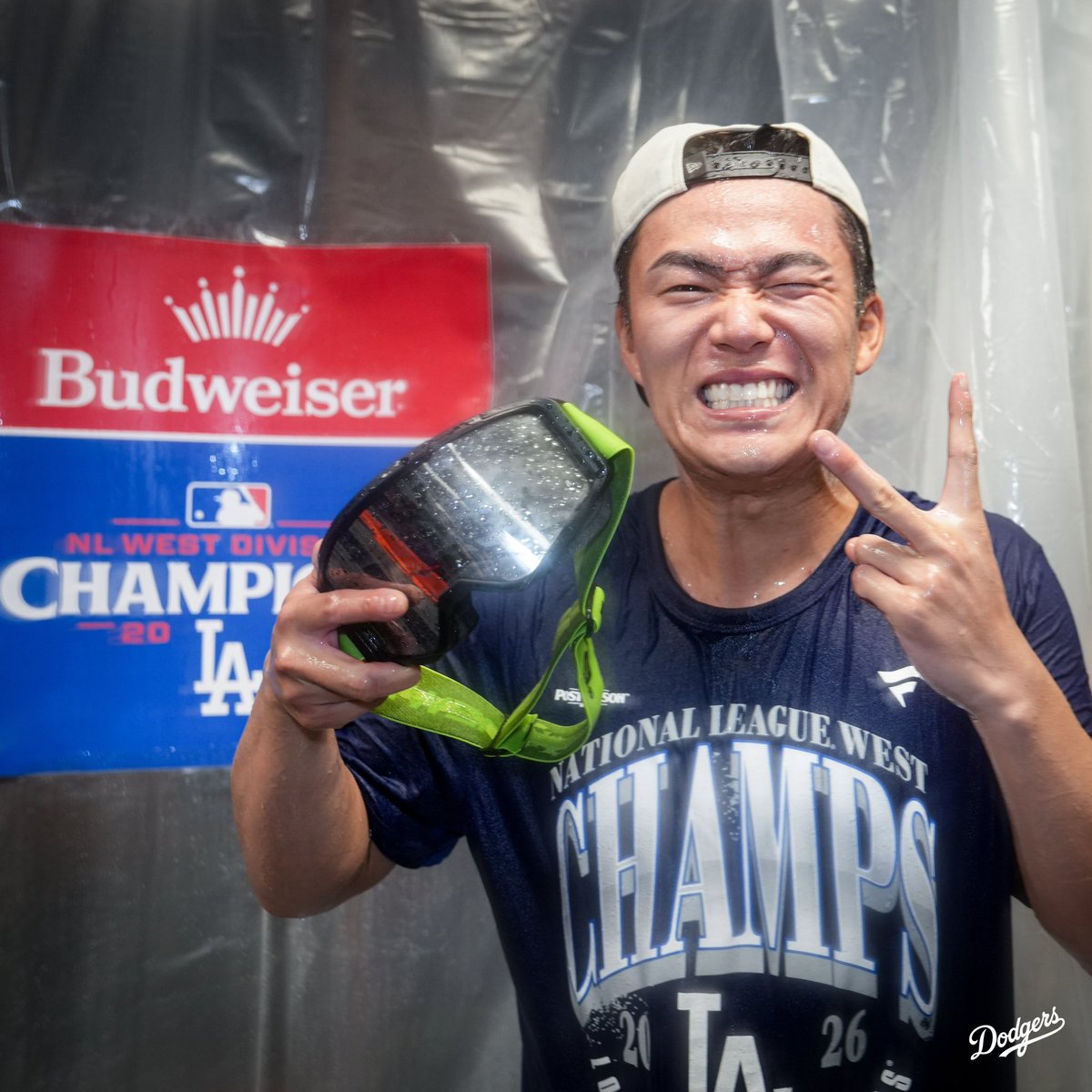 Dodgers's tweet photo. 🍾🍾🍾 https://t.co/0R8Cya21Hj