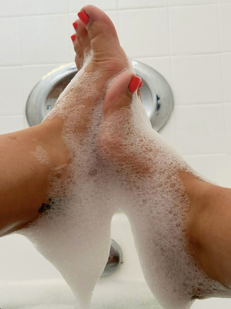 Phoenix6528301's tweet photo. 🫧Just giving the money-makers a bubble bath after a sweaty workout 💦 DM me for the rest of the photoshoot 😉📸 
#feet
#feetworshi̇p 
#toes
#feetfetish https://t.co/uTNykOZtXW