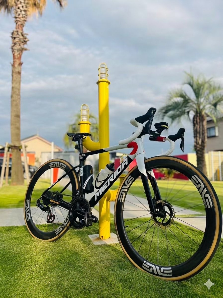 cycle_plus_yb's tweet photo. ホイールのデカールをシルバーに替えたら主張しすぎでさすがに下品だろうか。
そもそもお世話になってるショップ経由でカスタムデカール注文できるか不明なんだけども。 https://t.co/k2zKP6A57s