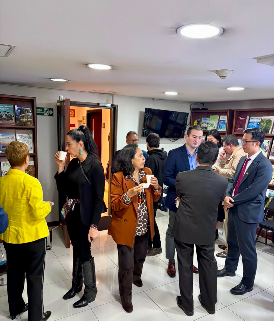 ELNODOColombia's tweet photo. Taiwán y Colombia fortalecen la cooperación empresarial con la firma de un Memorando de Entendimiento entre NASME y ACOPI @ColombiaTaiwan 
https://t.co/pOCUZ5LGk4 https://t.co/y0wn0iPkTo