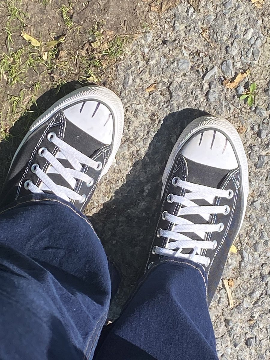 Haresnarrow's tweet photo. I wanna do ts so bad to my maroon converse but ik imma fuck it up + get thigh highs one of these days idfk why lingerie is so peak to me these days my neurons are activated full force https://t.co/KgOsdHXV3u