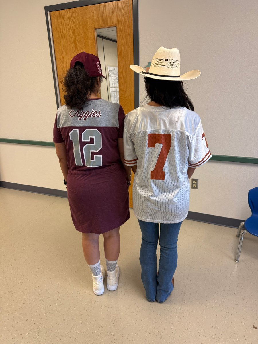 LindaTorresRan1's tweet photo. College and Career Week!  Our Pandas are headed to college!! 🐼💜🤍💛@PierceECPandas  @RamirzMichelle #IrvingGoesToCollege https://t.co/aHJJwY3St1