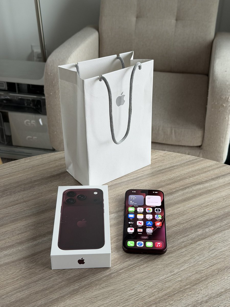 noahhermanyt's tweet photo. 19 year bag and box difference 🧐 https://t.co/D0JQ42fXej