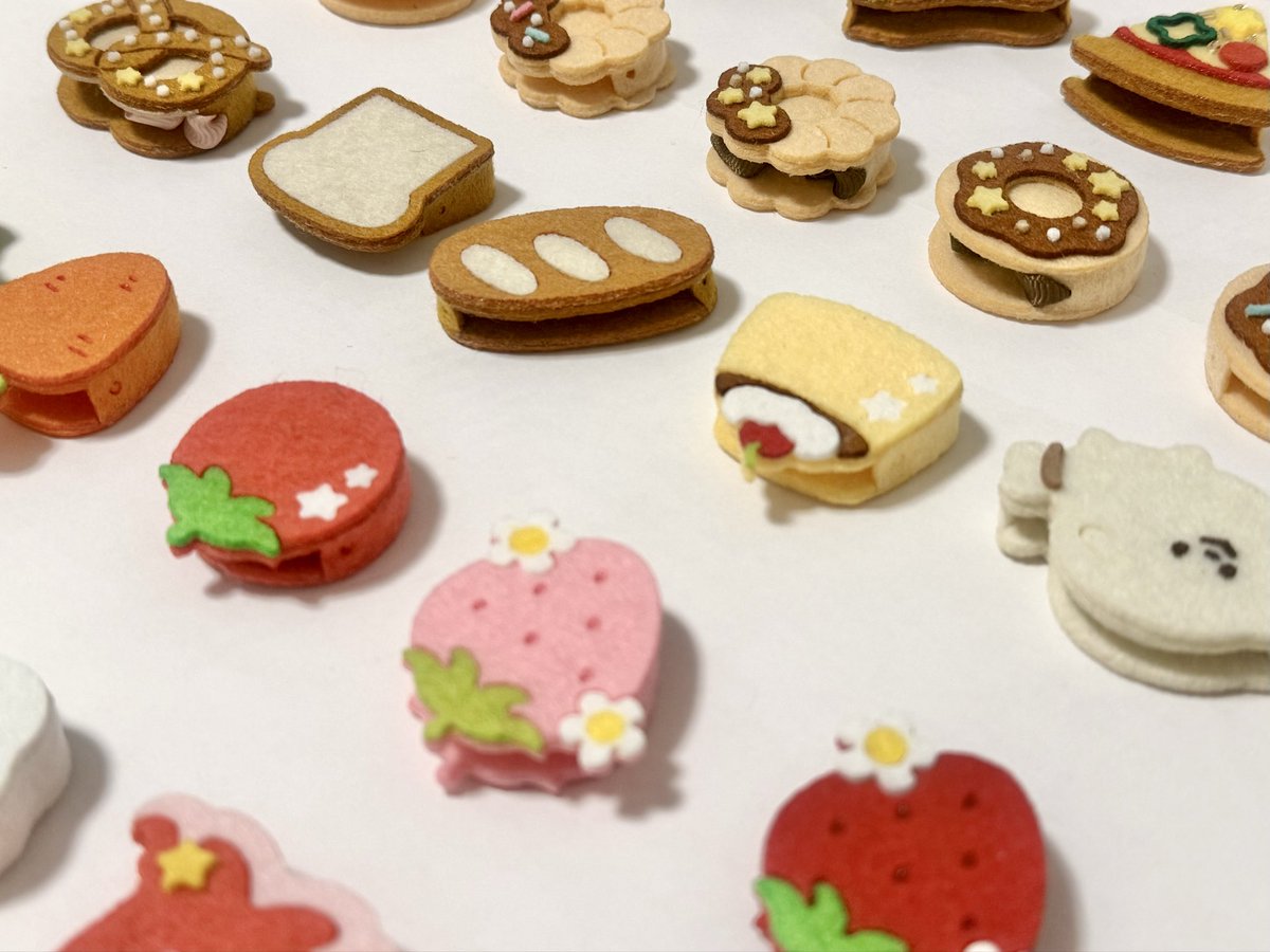 TinyMarket_jp's tweet photo. 《 本日21:00より受注販売開始  》

通販ページ準備中‥

白背景での商品写真を撮ったのですが、
実際に見る方がもっとかわいくて‥！

着用写真やイベントで撮った写真なども
載せたので、そちらも雰囲気の参考に
していただけたら嬉しいです✨

▽ 詳細はリプへ ▽ https://t.co/WygTKuRC1n