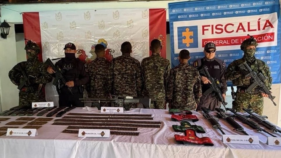 ABDELAESPRIELLA's tweet photo. Cuatro integrantes del grupo narcoterrorista Clan del Golfo, pertenecientes a la estructura Juan de Dios Úsuga, se sometieron a la justicia en Briceño, Antioquia, gracias a la presión ofensiva y de inteligencia de nuestro Ejército Nacional, en coordinación con el CTI.

Entregaron una ametralladora, cuatro fusiles, 787 cartuchos, 16 proveedores, tres chalecos multipropósito y material de intendencia.

El mensaje es claro para todos los narcoterroristas: sométanse a la justicia o enfrenten toda la fuerza legítima del Estado. No les daremos tregua.

¡Firme por la Patria!

¡Que viva Cristo Rey!

(A.D.L.E) 🇨🇴 🐅