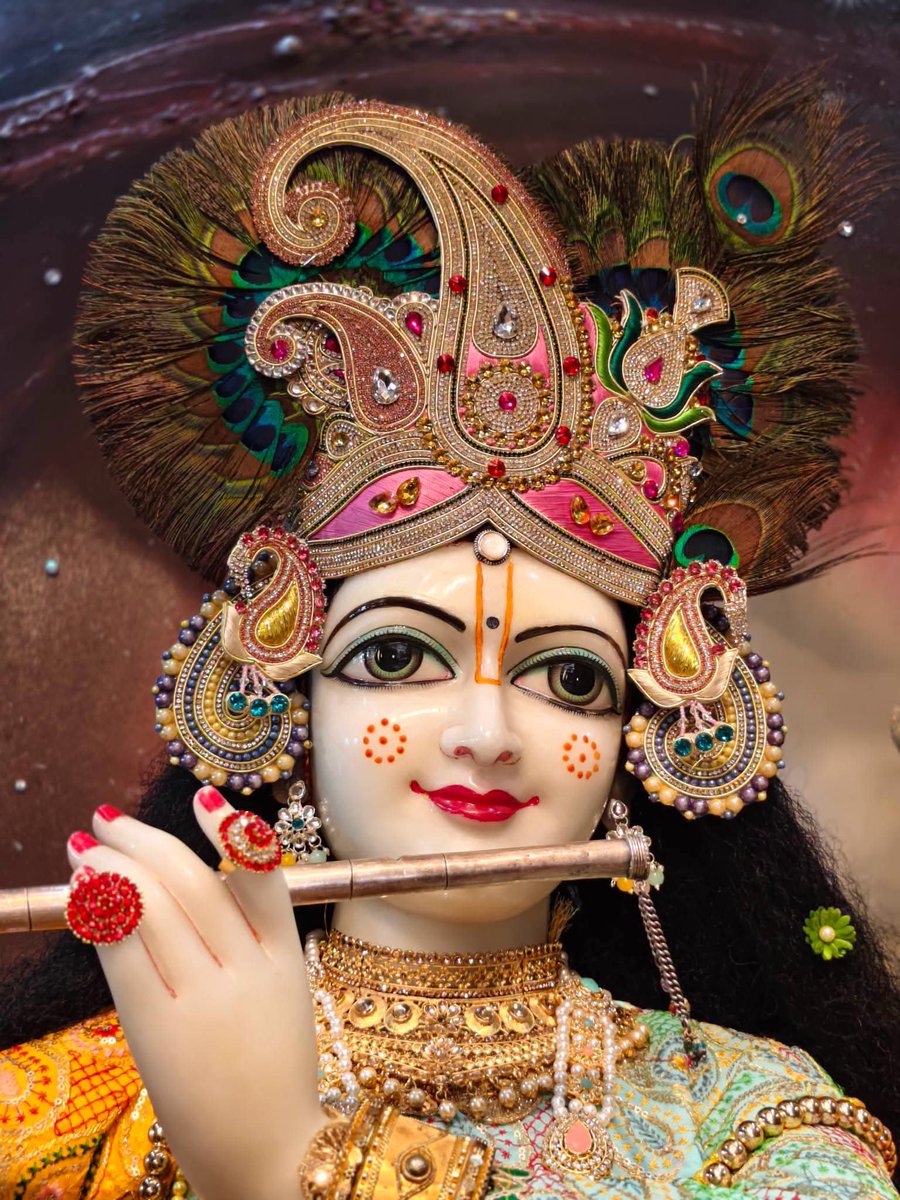 AkhileshYadv9's tweet photo. तो जब भी कठिन और विपरीत परिस्थितियों में आप स्वयं
को पाएं तो खुद को अधिक
बोझ न
दें

अपने सामर्थ्य के अनुरूप कर्म करें बाकी सब उसपर
छोड़ दे जो ये सब खेल
रहा
है!

"जय श्री कृष्णा"
🪴सुप्रभात🪴

#योगेश्वर_श्रीकृष्ण #जय_श्री_राधे_कृष्णा #जय_द्वारकाधीश https://t.co/37WO0EmCDg