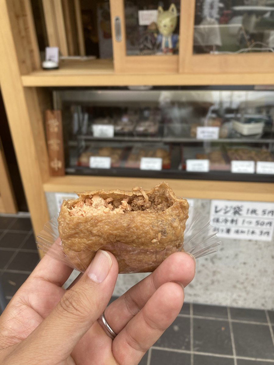 tukuyomi1207's tweet photo. 笠間稲荷⛩️その3
御朱印は笠間稲荷のと大黒天のを頂戴いたしました。
最後参拝の締めは稲荷寿司🍣
ミョウガ稲荷とそぼろ稲荷を頂きました。
胃袋の中までご利益あり��う😁
#笠間市
#笠間稲荷
#御朱印
#稲荷寿司 https://t.co/wccH7JUsy3