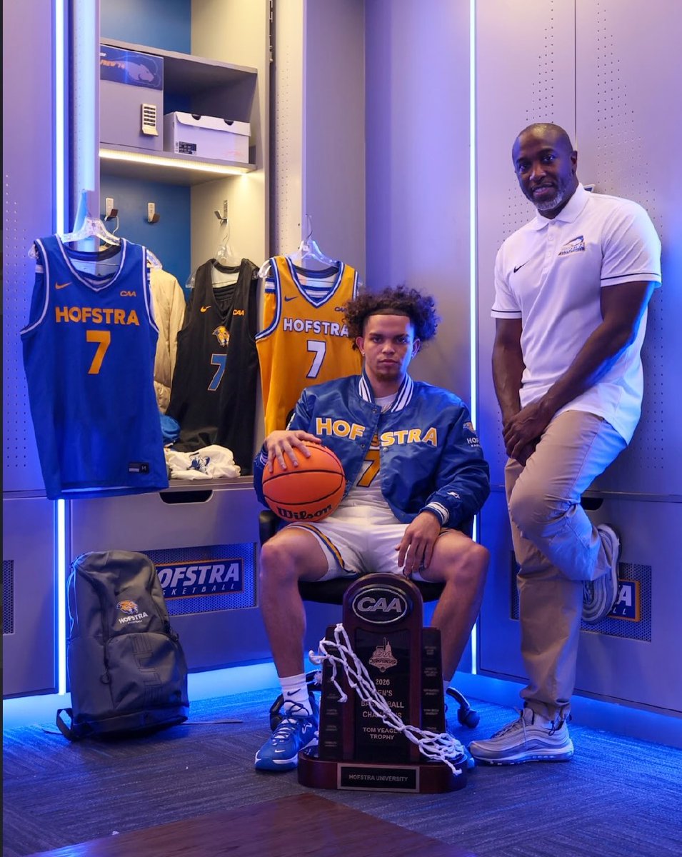 FedombalRD's tweet photo. Yandel Germán se comprometió con @HofstraBaseball  , programa de la División I de la @MarchMadnessMBB . 🏀🇩🇴

El dominicano viene de conquistar la medalla de plata con República Dominicana en @SDQ2026 . 🥈🇩🇴

¡Nuevo capítulo para Yandel! 💙🏀 https://t.co/CdKyfvWvyr
