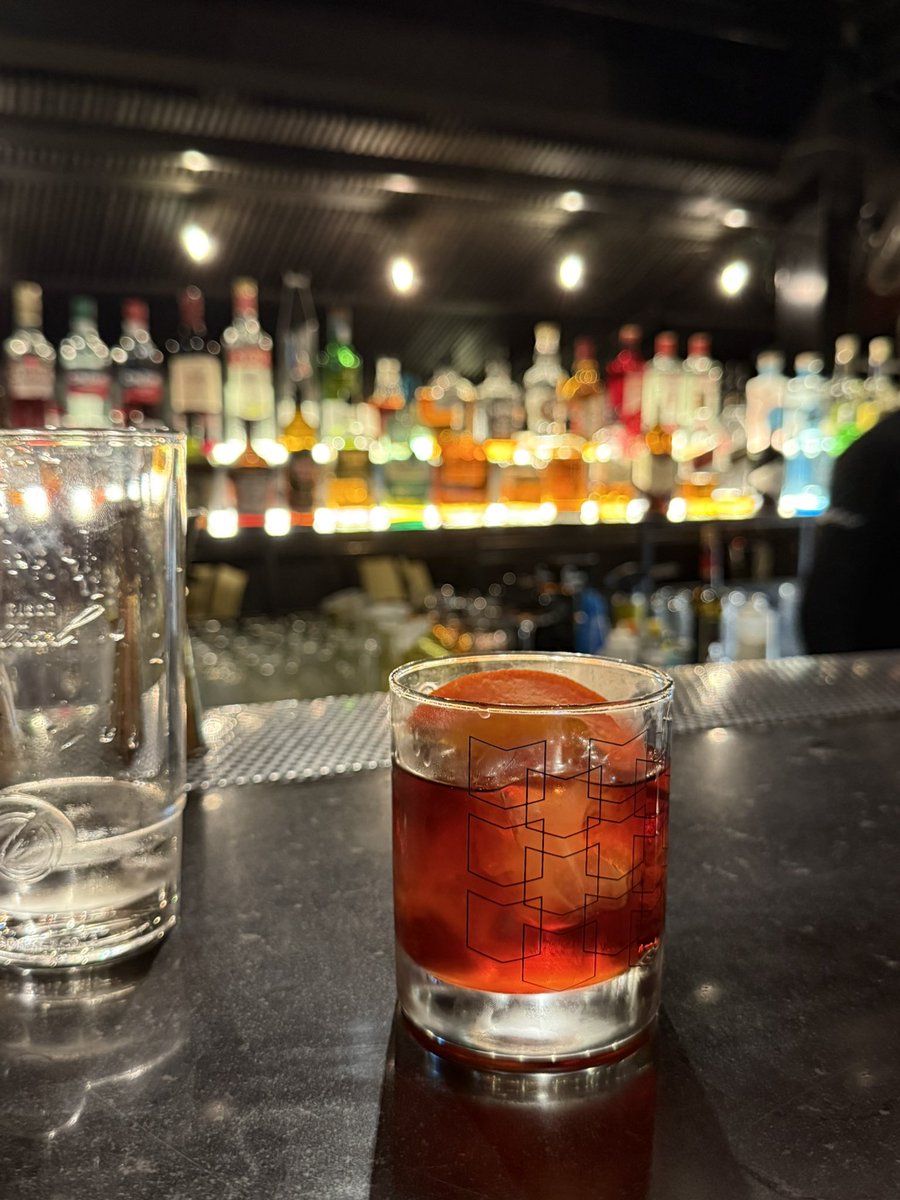 bryanllamob's tweet photo. Su Negroni para comenzar la noche https://t.co/KVX57qccv2